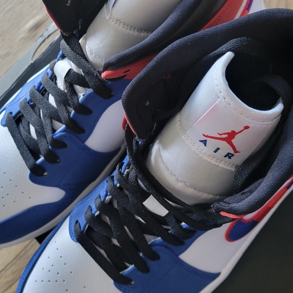 Air Jordan 1 Mid SE - Picture 2 of 15